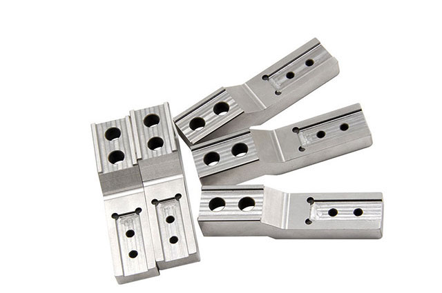 國外口罩緊缺，鋁型材口罩機(jī)框架定制加工廠家的為我們?cè)趺醋觯?></p><p>防護(hù)口罩緊俏，口罩機(jī)生產(chǎn)流水線的加工進(jìn)展跟不上生產(chǎn)制造提高的要求，銷售市場(chǎng)對(duì)鋁合金型材口罩機(jī)聲卡機(jī)架CNC金屬鋁加工的需要量非常大。做為一家鋁合金型材生產(chǎn)商，鑫創(chuàng)盟在這里一緊要關(guān)頭采用了下列方法來作出貢獻(xiàn)。</p><p>一。創(chuàng)立口罩機(jī)架構(gòu)設(shè)計(jì)部門，專業(yè)架構(gòu)設(shè)計(jì)方案工作中。</p><p>二。訂制鋁合金型材口罩機(jī)架構(gòu)的設(shè)備工程圖紙優(yōu)先選擇</p><p>三。創(chuàng)立鋁合金型材口罩機(jī)架構(gòu)生產(chǎn)制造加工組，推行加班制度，減少施工期</p><p>四。目前鋁合金型材及鋁型材配件優(yōu)先選擇用以口罩機(jī)框的生產(chǎn)制造加工</p><p>這類布局進(jìn)一步提高了鋁合金型材口罩機(jī)架構(gòu)的生產(chǎn)量。盡管比較忙，但想起一線白衣戰(zhàn)士和許多地區(qū)買口罩的艱難，我們都為能在這個(gè)時(shí)候?yàn)樽约鹤鳇c(diǎn)什么覺得特別驕傲。這也是一種企業(yè)社會(huì)責(zé)任和重任。盡管大家很一般，但大家能做我們能做的。</p>		  <p>以上是<a href=